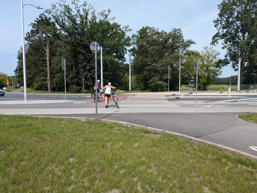 przejście dla pieszych i rowerów pod mostami Chrobrego