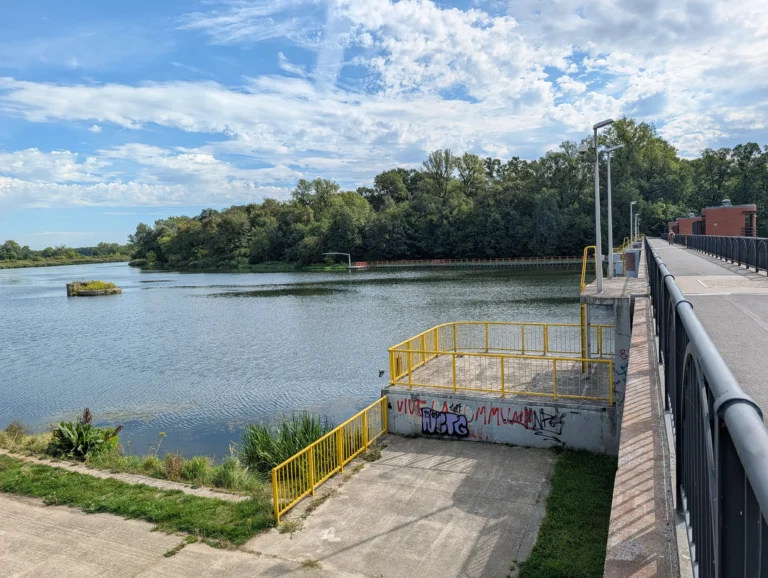 Kładka i infrastruktura hydrotechniczna Jazu Opatowice na rzece Odrze we Wrocławiu w słoneczny dzień
