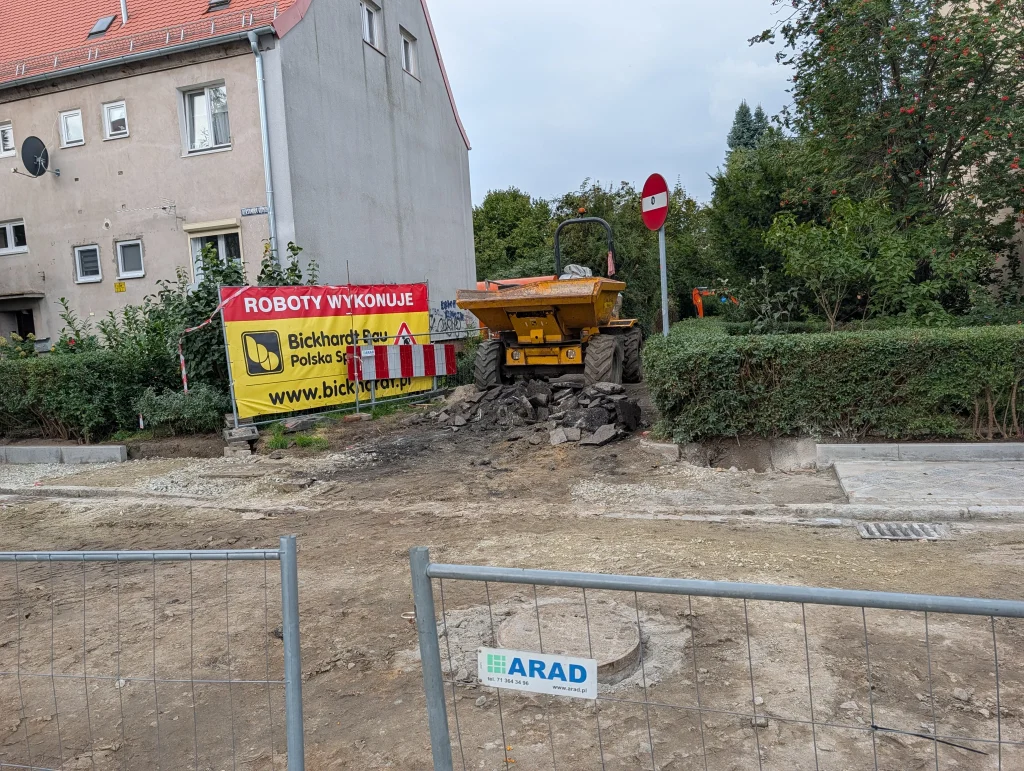 Plac budowy i wozidło podczas remontu nawierzchni alejki Olgi Boznańskiej na wrocławskim Biskupinie