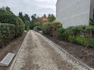 Przebudowa alejki Olgi Boznańskiej na wrocławskim Biskupinie z widoczną podbudową z kruszywa i krawężnikami